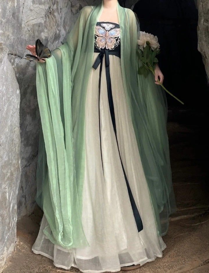 The Undefeated Eastern Beauty:The Evolution of Hanfu Fashion The Undefeated Eastern Beauty:The Evolution of Hanfu Fashion