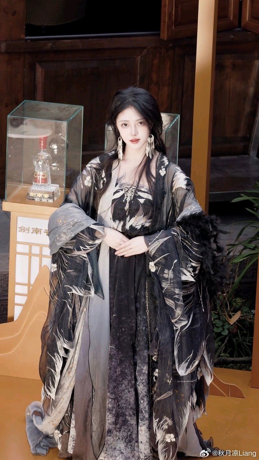 The Enigma of Black and Red Cheongsam:A Cultural Icon of Chinese Traditional Elegance The Enigma of Black and Red Cheongsam:A Cultural Icon of Chinese Traditional Elegance