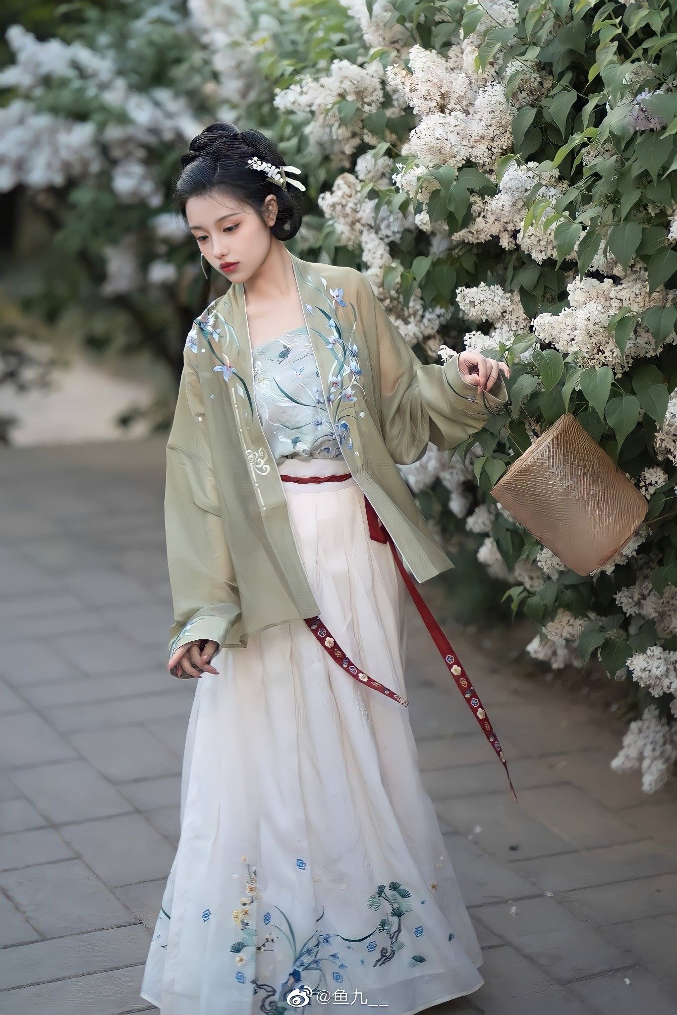Seductive Elegance of Traditional Cheongsam Seductive Elegance of Traditional Cheongsam