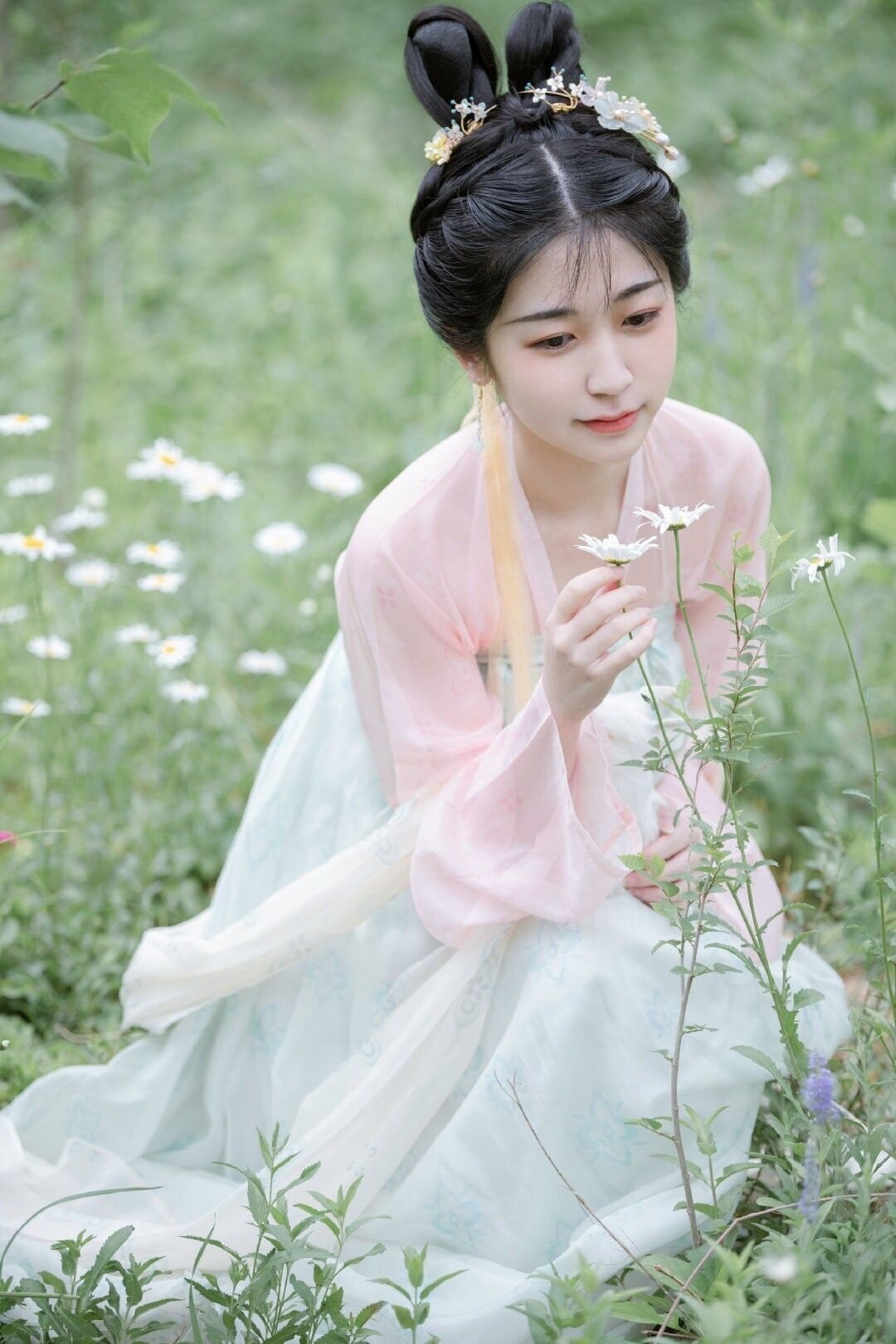 The Allure of Hanfu Fashion:Yang Zis Long-Awaited Elegance in Traditional Chinese Attire The Allure of Hanfu Fashion:Yang Zis Long-Awaited Elegance in Traditional Chinese Attire