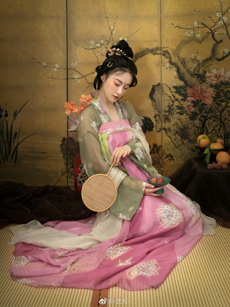 Chinese Classical Dance and the Cheongsam:A Cultural Icon of Elegance and Tradition Chinese Classical Dance and the Cheongsam:A Cultural Icon of Elegance and Tradition