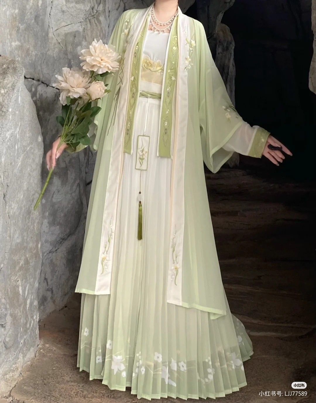 Cloud Creek Dreams:Original Hanfu Fashion Design Journey Cloud Creek Dreams:Original Hanfu Fashion Design Journey