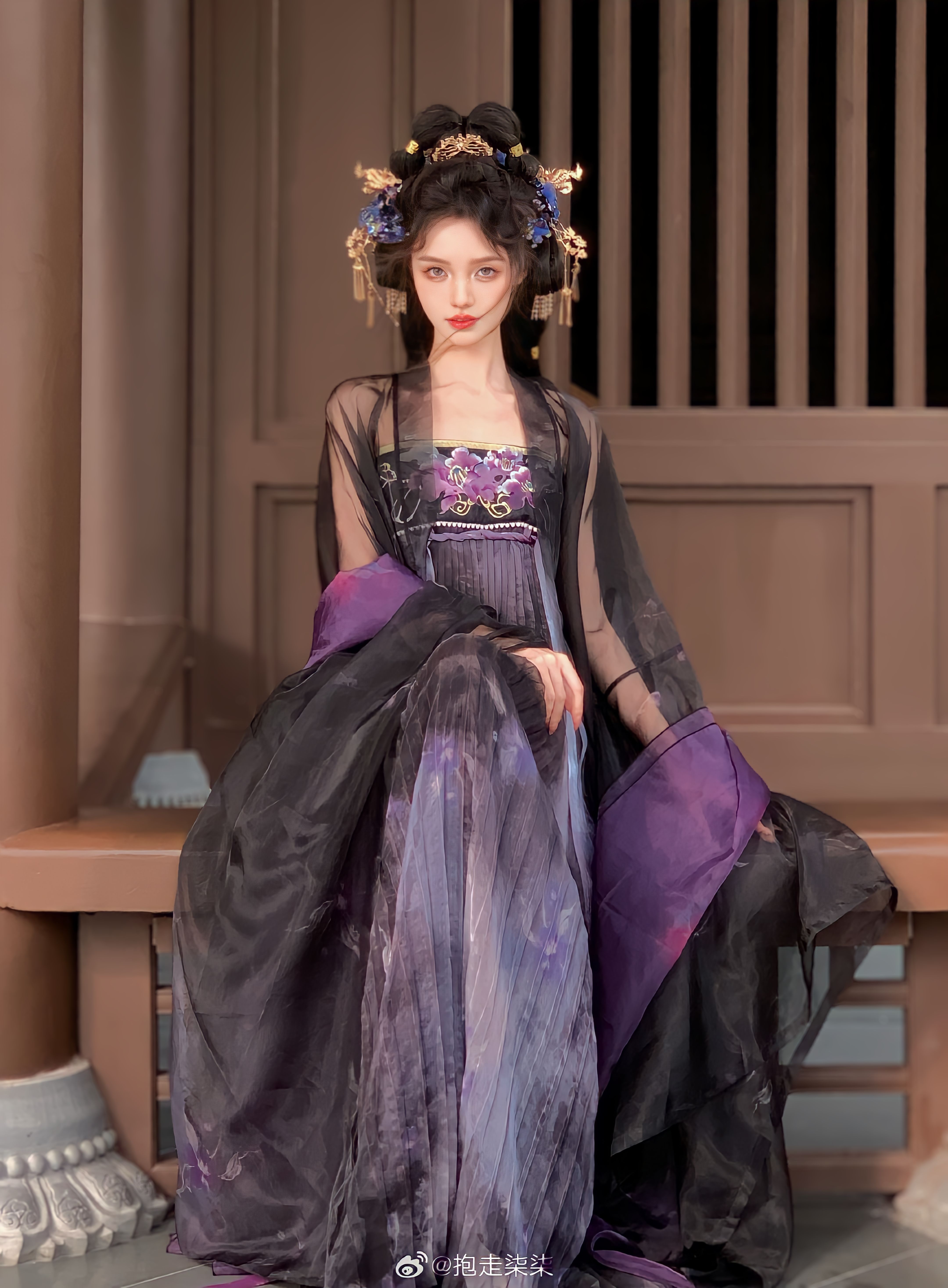 Engaged in a Tall Frame:The Allure of Qipao for the Upcoming Bride Engaged in a Tall Frame:The Allure of Qipao for the Upcoming Bride