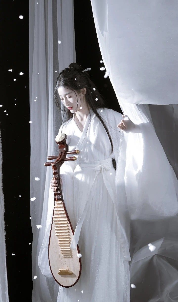 The圣母光环头饰 in Traditional Chinese Clothing:A Blend of Culture and Fashion The圣母光环头饰 in Traditional Chinese Clothing:A Blend of Culture and Fashion