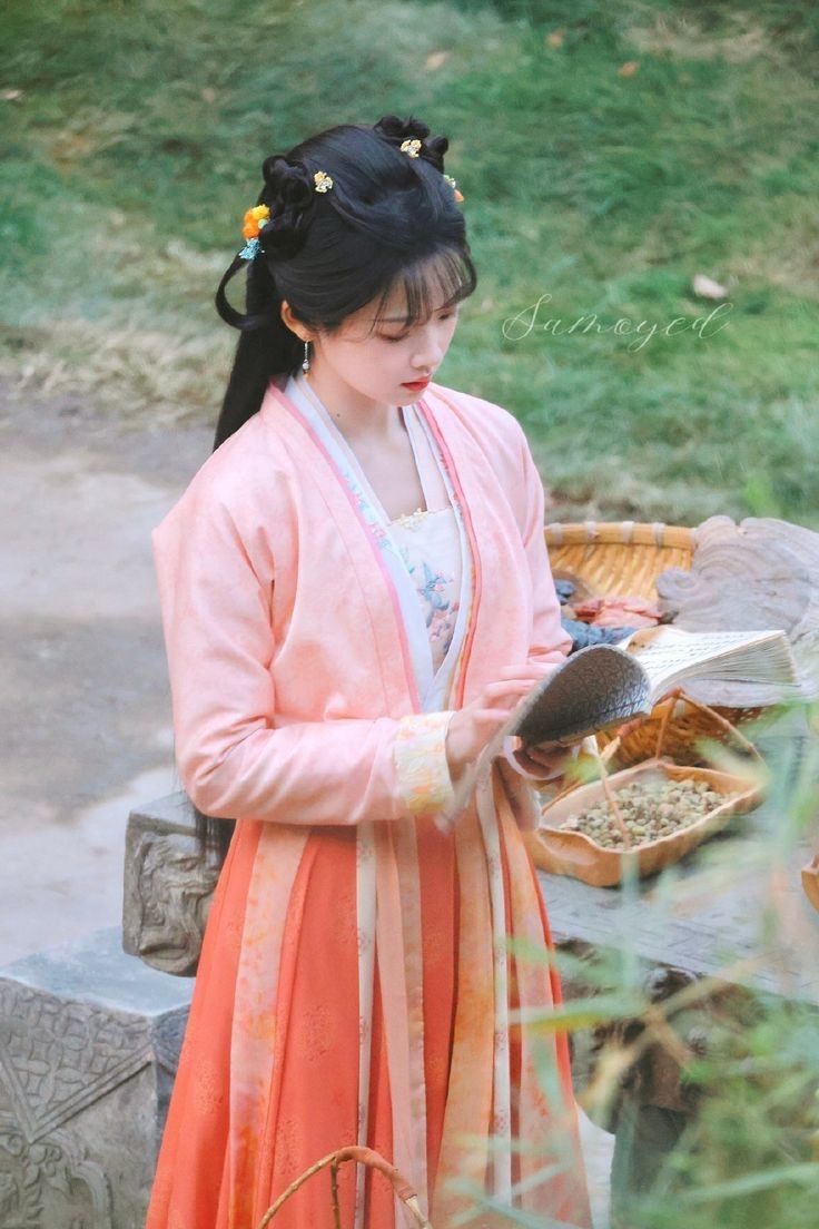 Children in Hanfu Robes:The Splendor of Silk and Tassel Children in Hanfu Robes:The Splendor of Silk and Tassel
