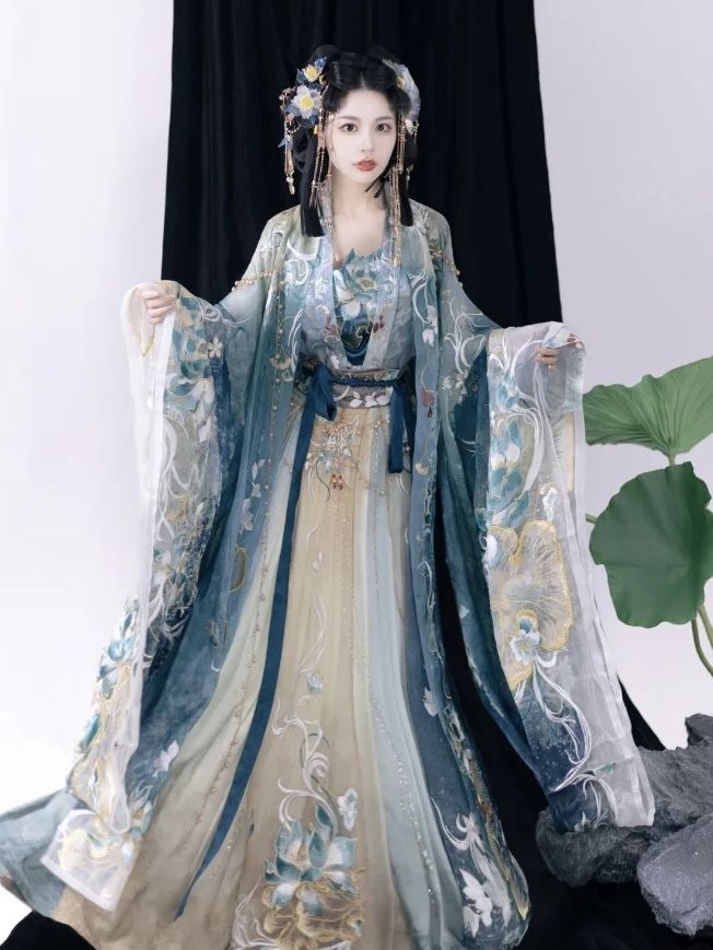 The Ming-Style Hanfu Collar-Front Blouse:A Blend of Tradition and Modernity The Ming-Style Hanfu Collar-Front Blouse:A Blend of Tradition and Modernity