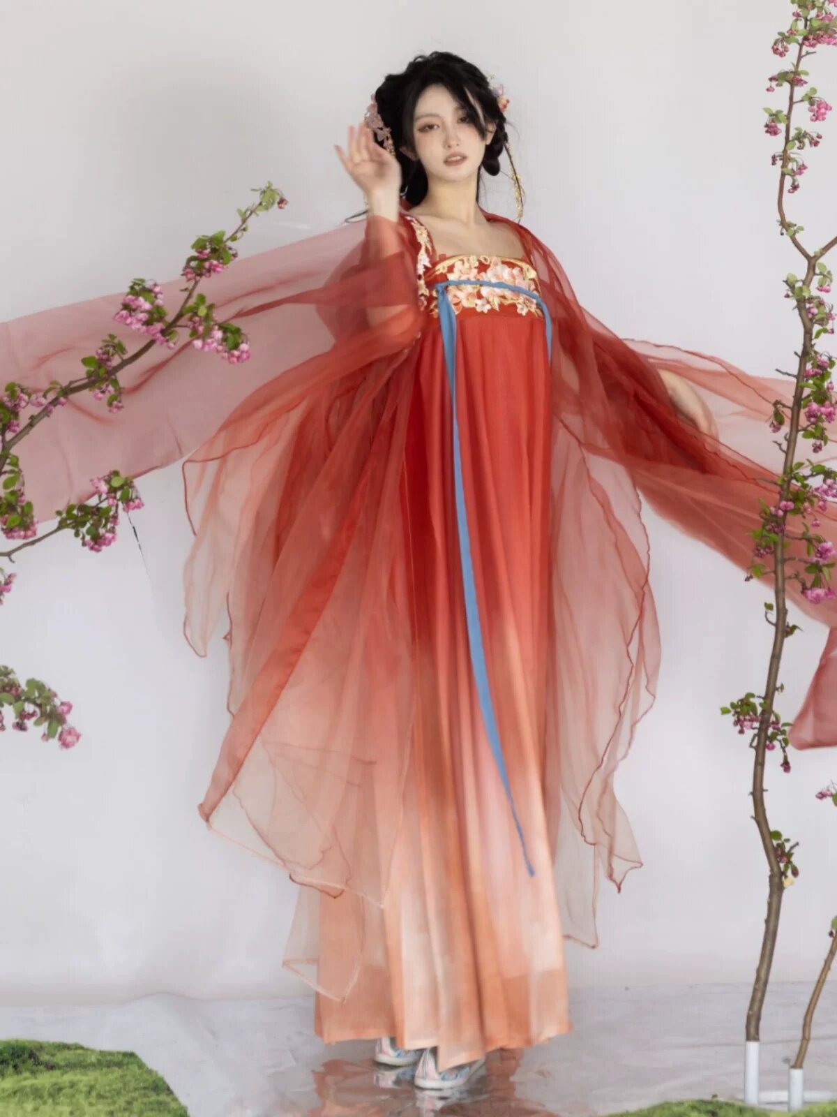 Vintage-Style Long Qipao:Embracing the Beauty of Classic Chinese Fashion Vintage-Style Long Qipao:Embracing the Beauty of Classic Chinese Fashion