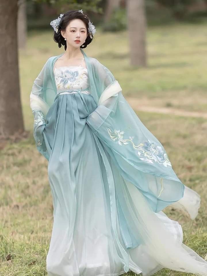 Embracing the Youthful Cheongsam:The New Generation of Chinese Fashion Embracing the Youthful Cheongsam:The New Generation of Chinese Fashion