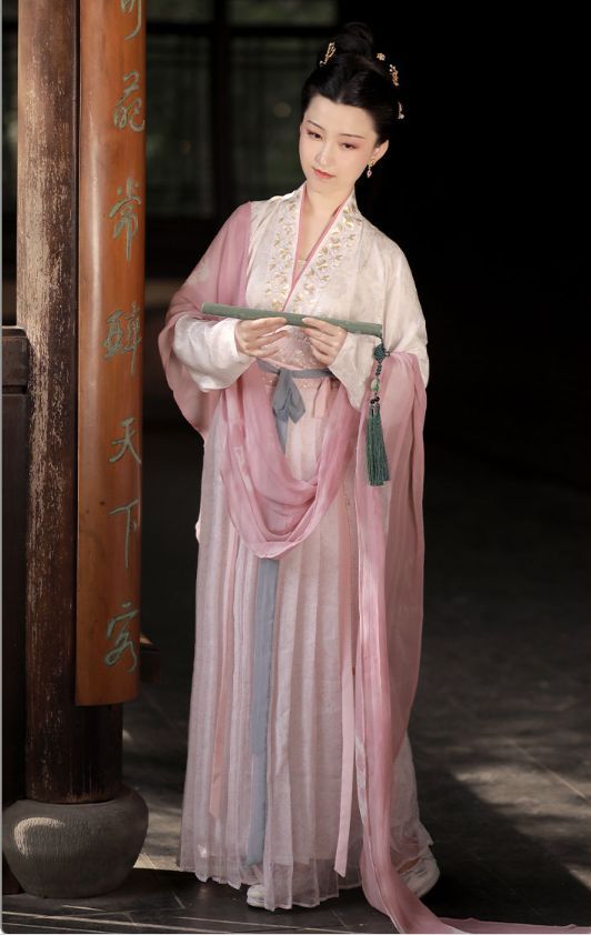 Winter Hanfu Dress:The Essence of Traditional Elegance in Modern Times Winter Hanfu Dress:The Essence of Traditional Elegance in Modern Times