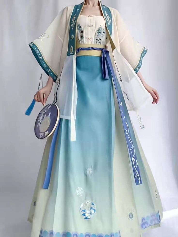 Plum and Loquat in Traditional Hanfu Fashion:A Cultural Journey Through Time Plum and Loquat in Traditional Hanfu Fashion:A Cultural Journey Through Time