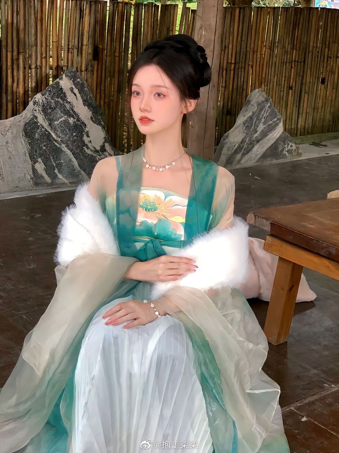 National Splendor:The Rise of Cheongsam with Short-sleeved Blouses National Splendor:The Rise of Cheongsam with Short-sleeved Blouses