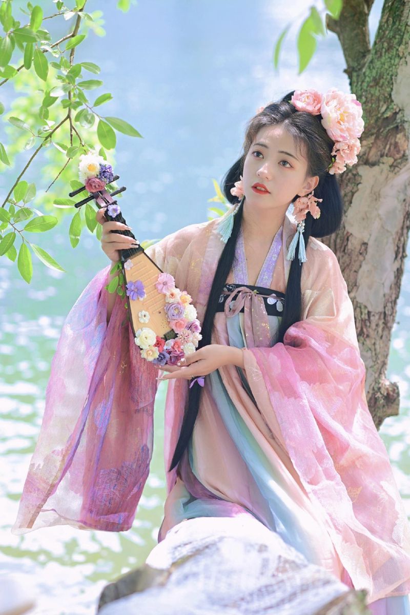 Summer in a Radiant Ramie Cheongsam:Embracing Traditional Elegance Summer in a Radiant Ramie Cheongsam:Embracing Traditional Elegance