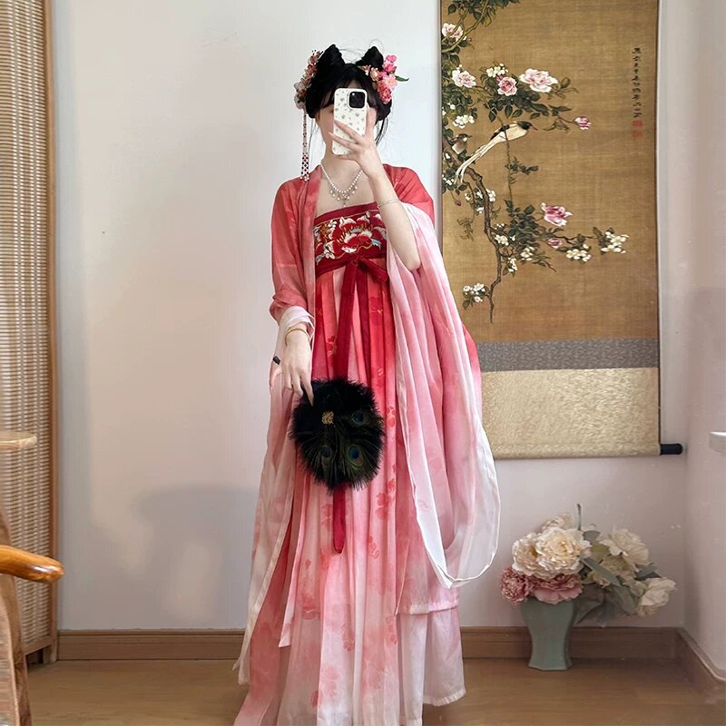Hanfu Fashion:The Rise of Chinese Traditional Adult Attire Hanfu Fashion:The Rise of Chinese Traditional Adult Attire