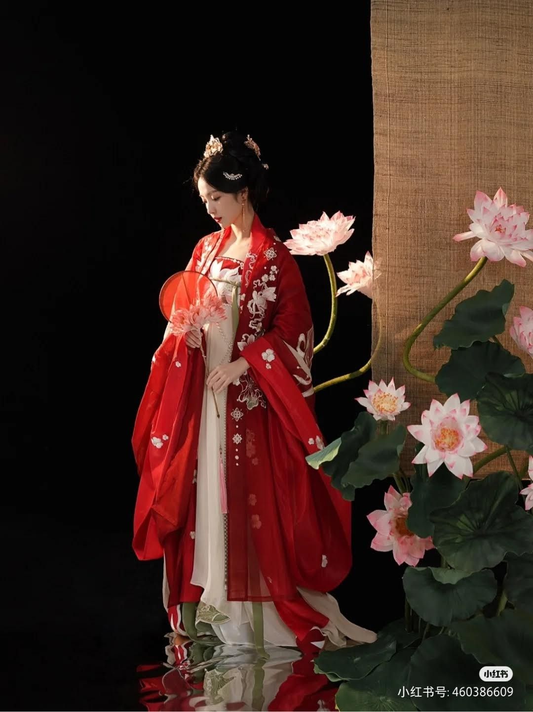 Red New-Chinese Cheongsam:Embracing Traditional Elegance with Modern Touch Red New-Chinese Cheongsam:Embracing Traditional Elegance with Modern Touch