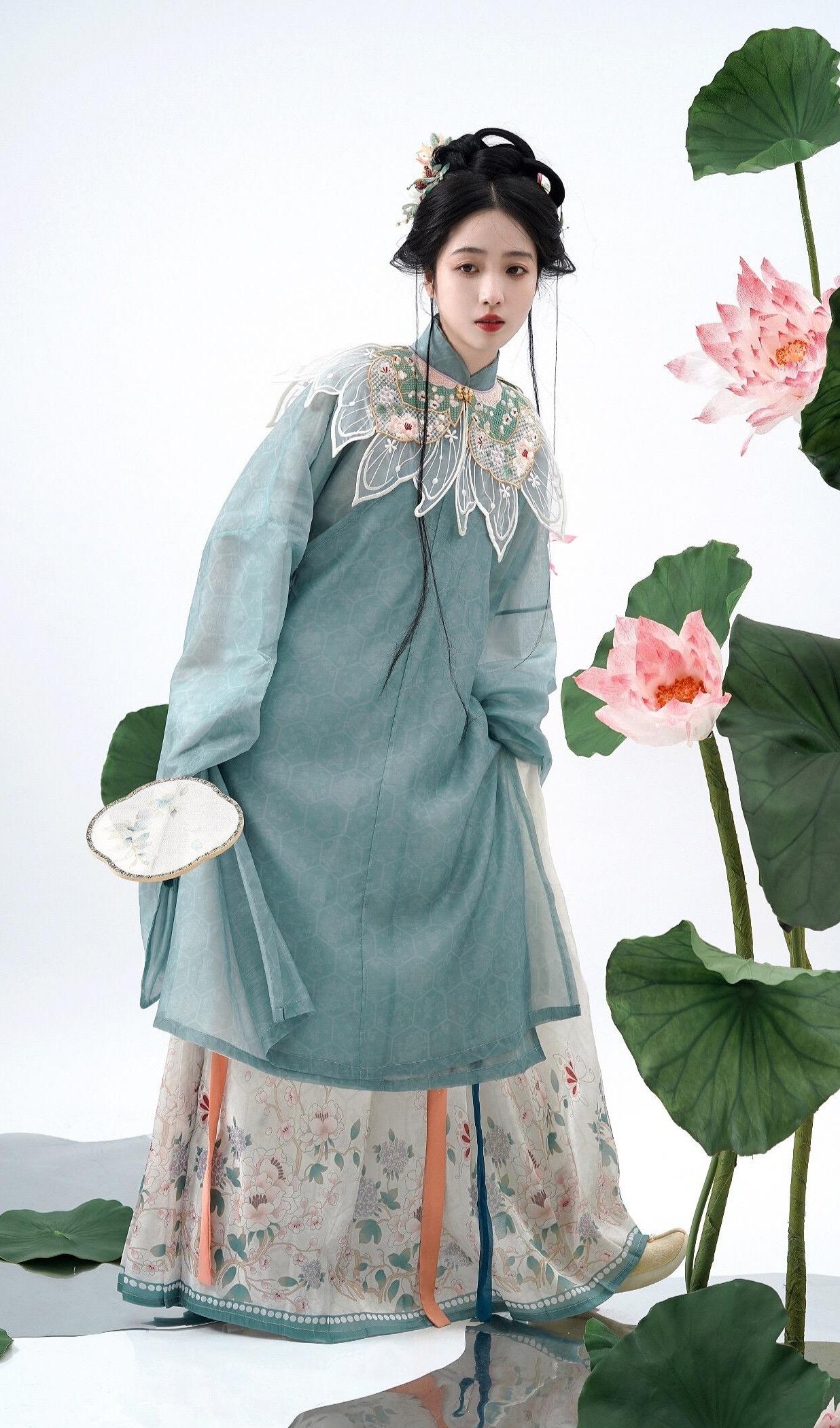 The Enigma of a Female Martial Artist in Ancient Hanfu Robes The Enigma of a Female Martial Artist in Ancient Hanfu Robes