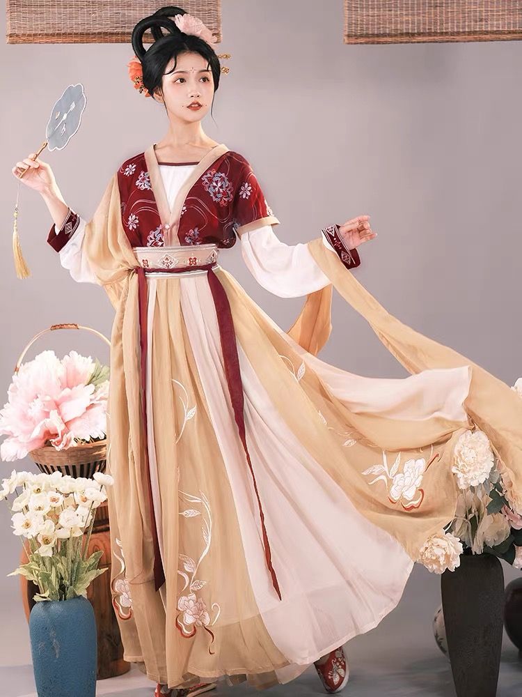 The Noble Charm of Cheongsam A Glimpse into the Elegance of Traditional Chinese Clothing The Noble Charm of Cheongsam A Glimpse into the Elegance of Traditional Chinese Clothing