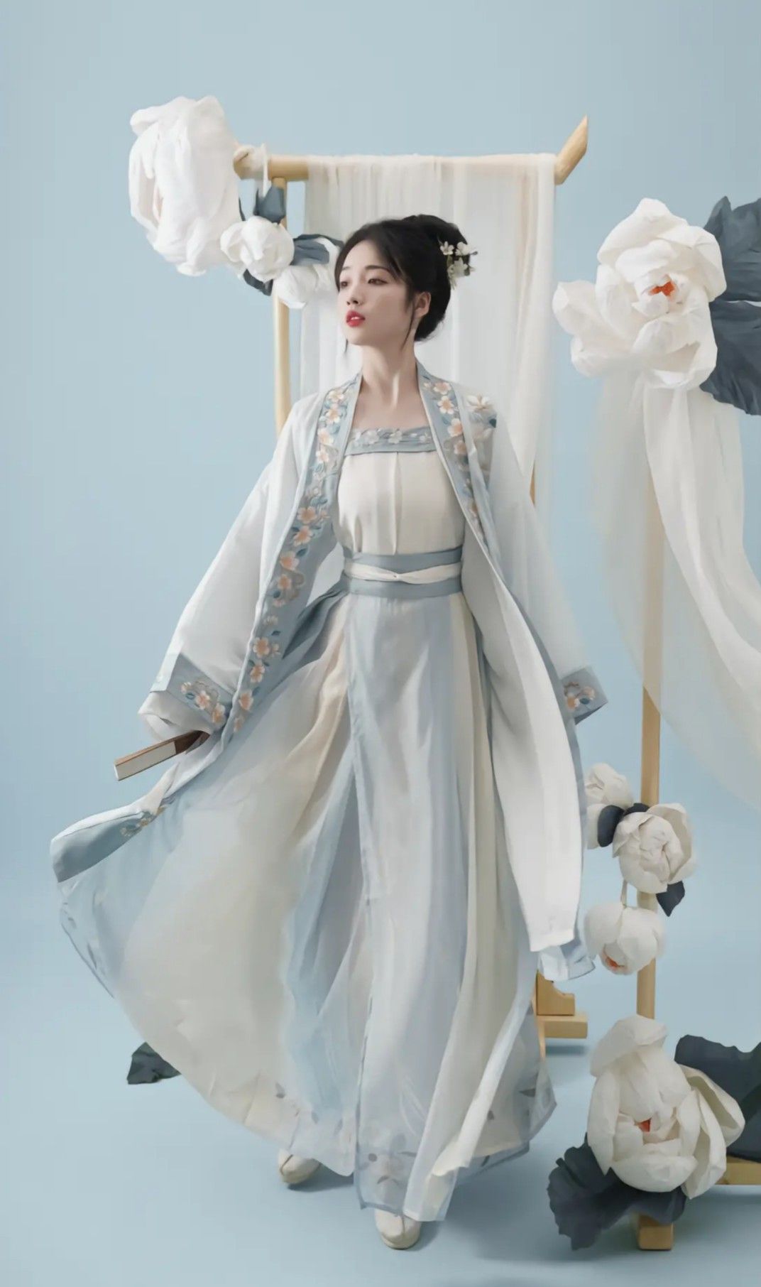 Moonlit Hanfu:The Elegance of Traditional Chinese Clothing Moonlit Hanfu:The Elegance of Traditional Chinese Clothing
