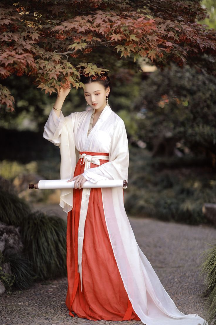 Reconstructing Hanfu Song Style:A Journey into Traditional Chinese Clothing Reconstructing Hanfu Song Style:A Journey into Traditional Chinese Clothing