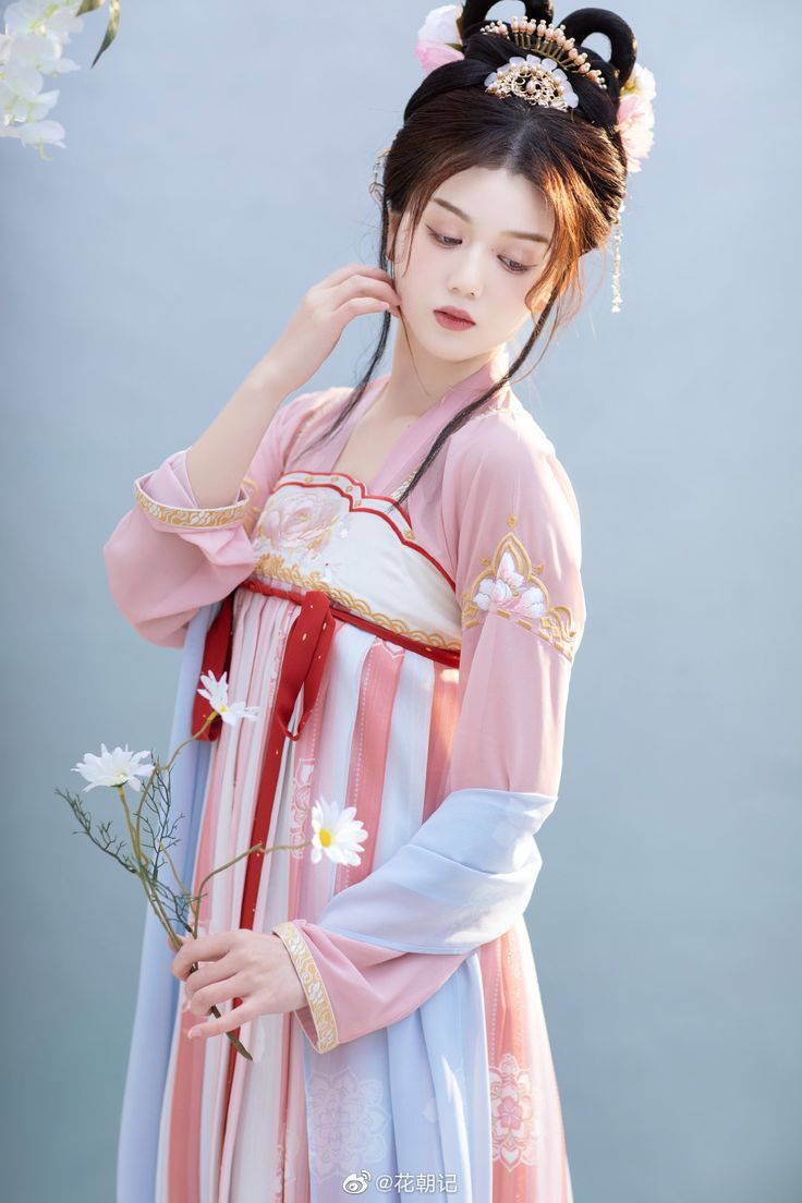 Reimagining Traditional Silk Cheongsam with Modern Innovations Reimagining Traditional Silk Cheongsam with Modern Innovations