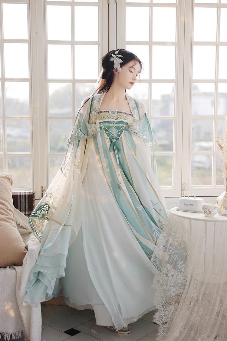 Autumn Coats to Pair with Qipao:A Stylish Guide Autumn Coats to Pair with Qipao:A Stylish Guide