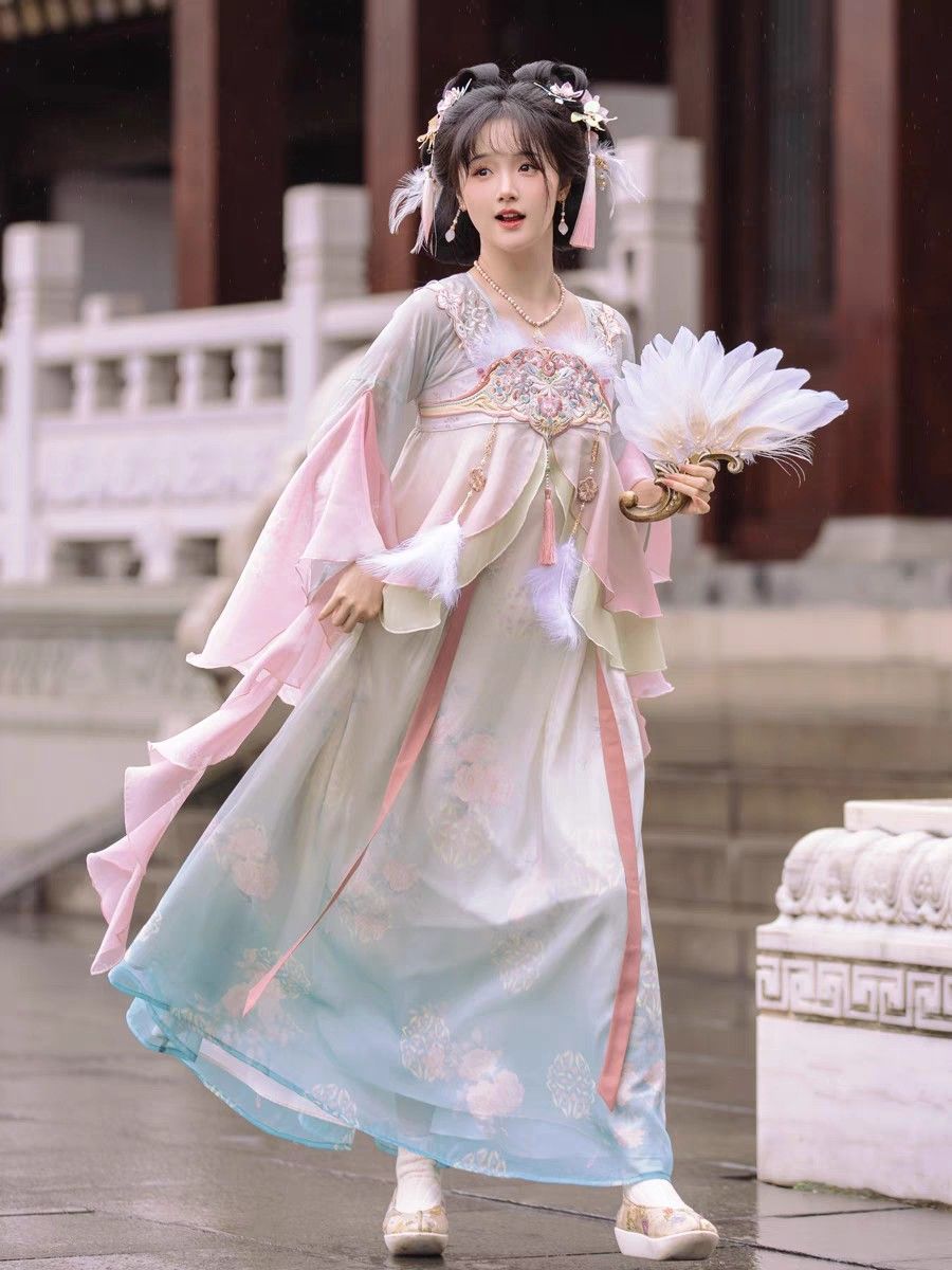 Reinventing the Cheongsam:Modern Long Chinese-Style旗袍 Reinventing the Cheongsam:Modern Long Chinese-Style旗袍