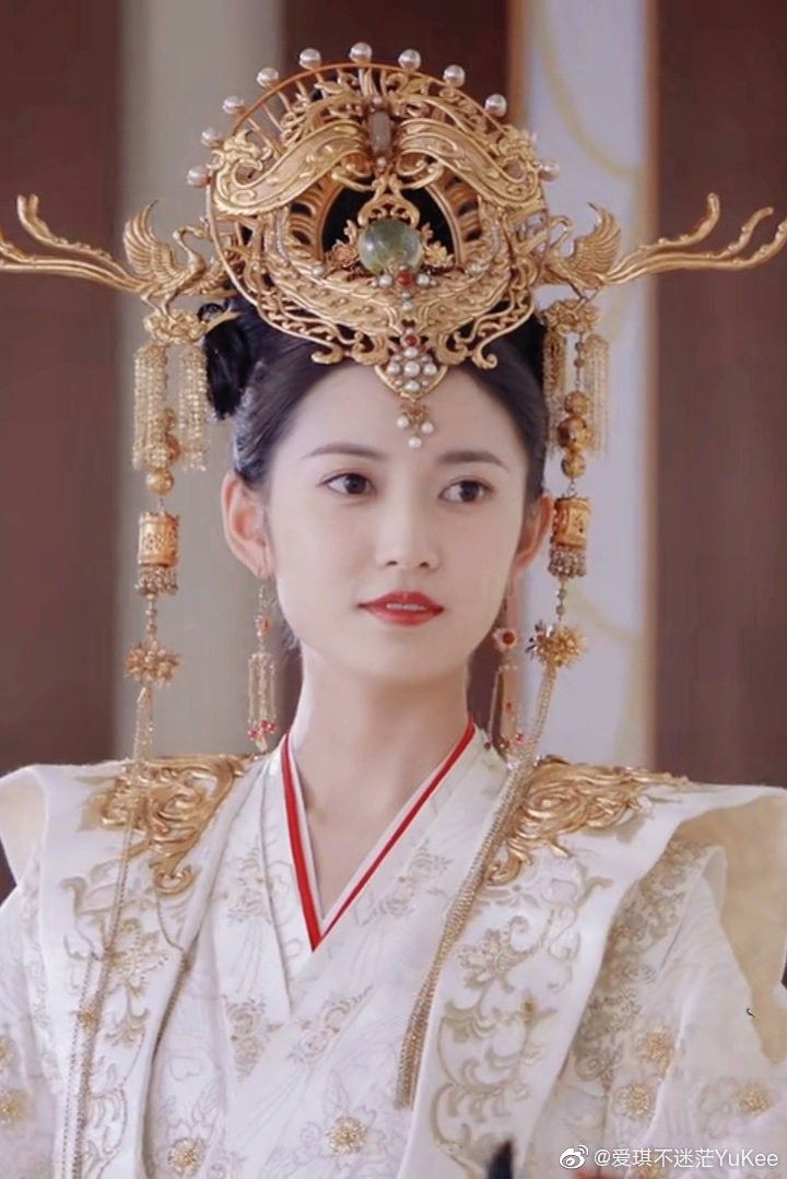 The Rise of the 2023 Horseface Skirt and its Earring Accessories