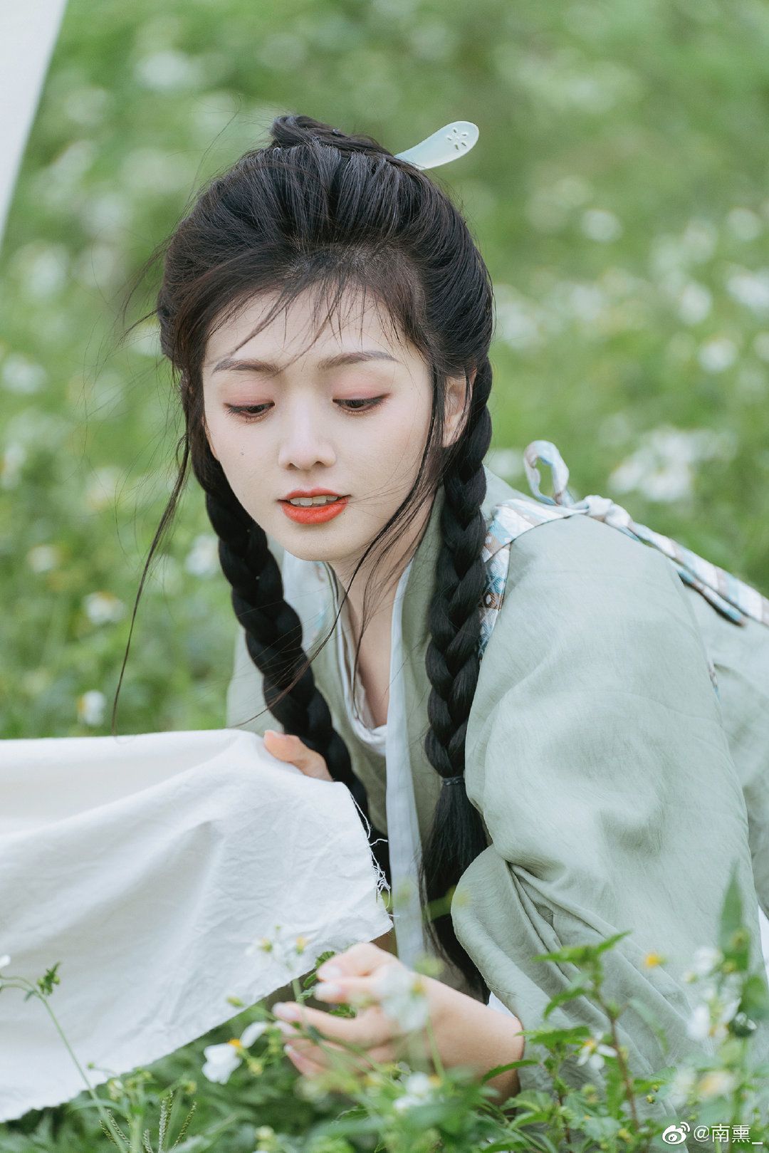 The Elaborate Headgear and Forehead Ornaments of Girls Hanfu Fashion The Elaborate Headgear and Forehead Ornaments of Girls Hanfu Fashion