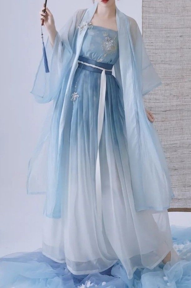 Effortless Elegance:The Rise of Collar-Free Cheongsam Skirts in Silk Effortless Elegance:The Rise of Collar-Free Cheongsam Skirts in Silk