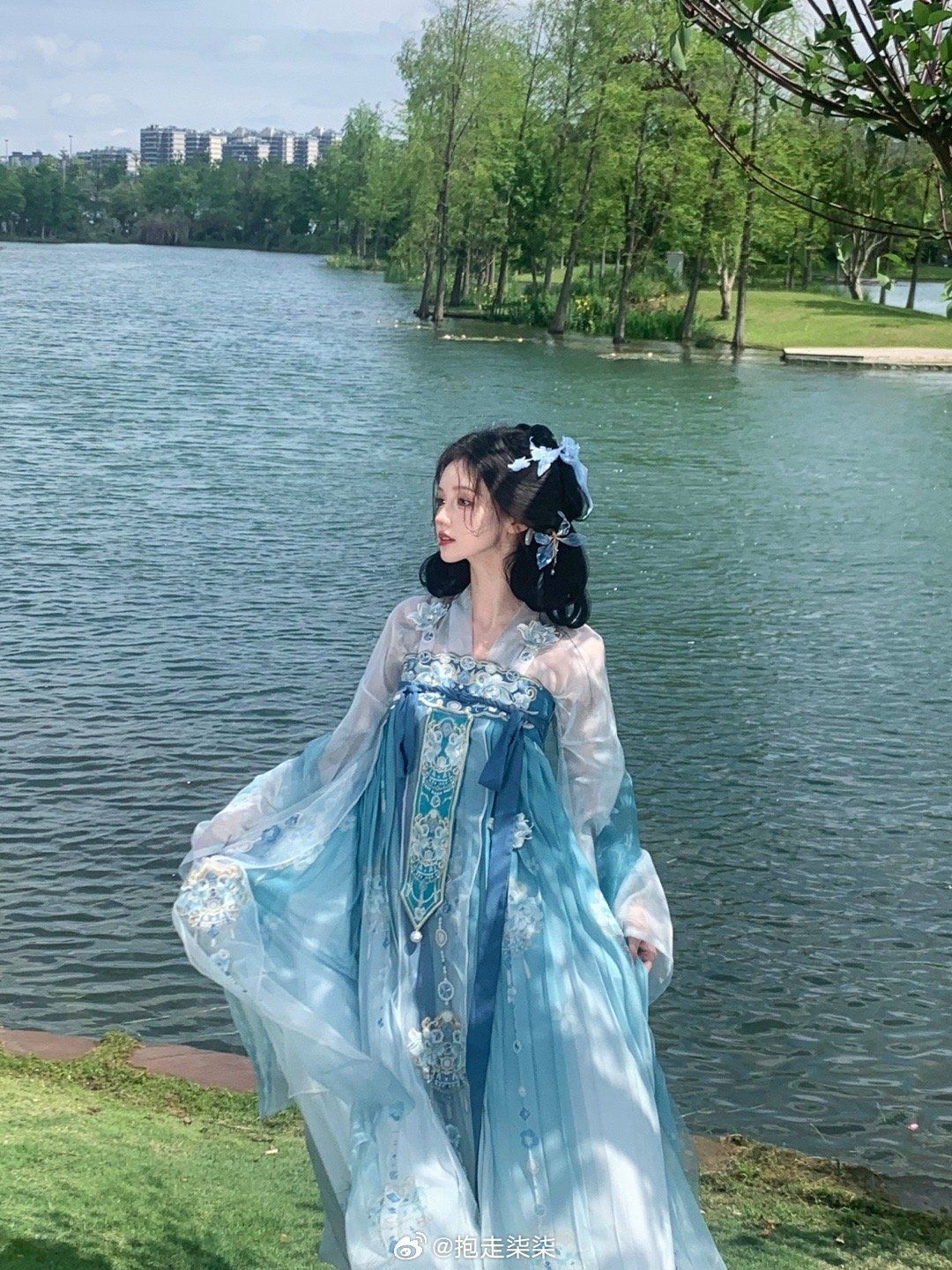 The Long-sleeved Cheongsam:Embracing Traditional Chinese Style