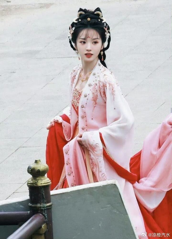 The Elegance of Cheongsam:A Tale of Traditional Beauty for Women The Elegance of Cheongsam:A Tale of Traditional Beauty for Women