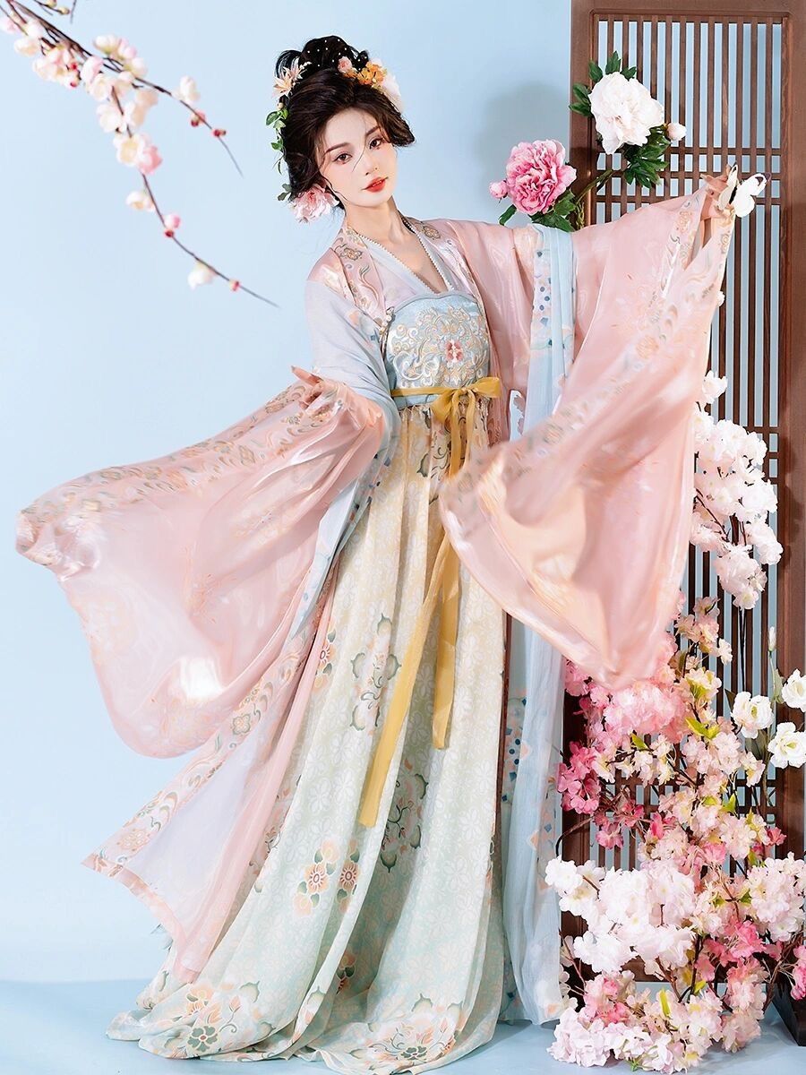 The Elegance of White Reverse-Big-Sleeve Cheongsam:A Traditional Beauty in Modern Context