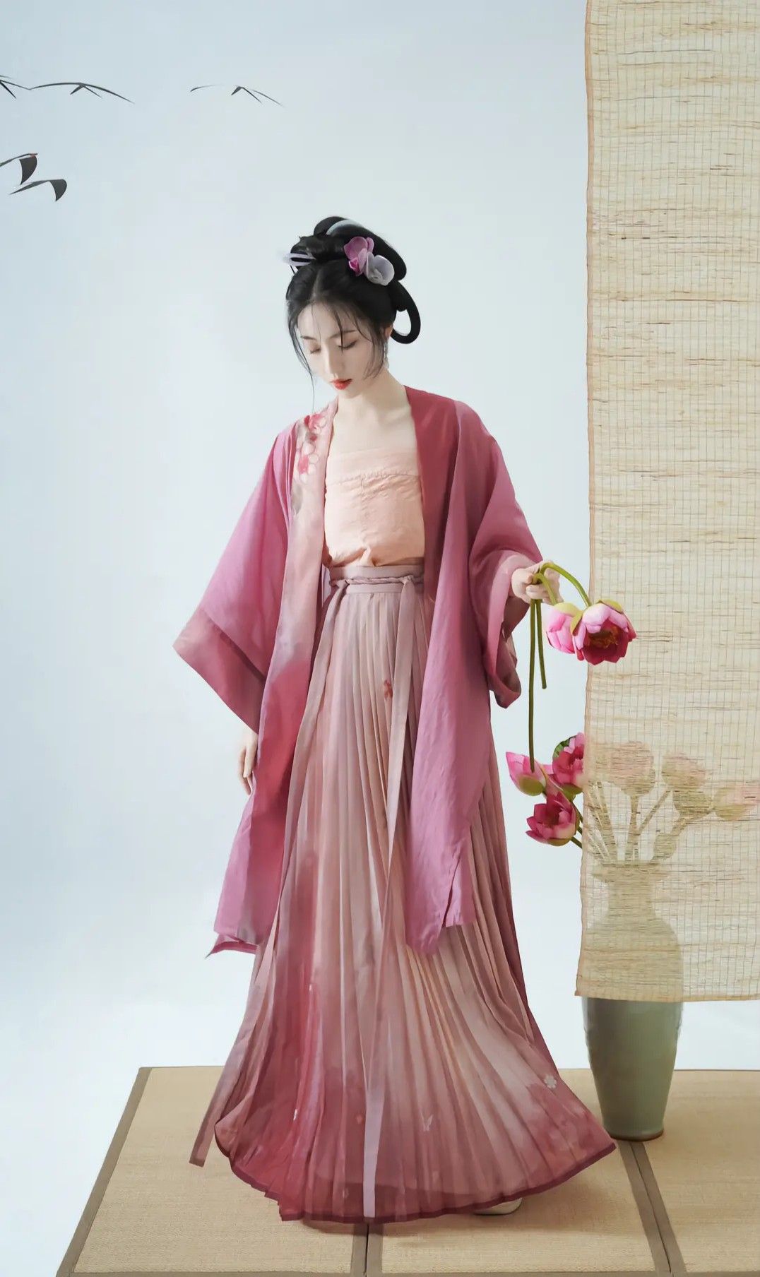 Embracing Modernity in a Red Cheongsam:The Evolution of a Classic Chinese Design Embracing Modernity in a Red Cheongsam:The Evolution of a Classic Chinese Design