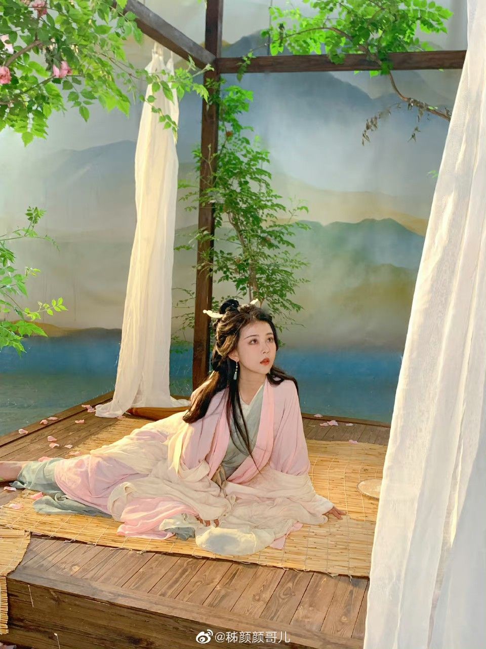 The Allure of Short-Length Cheongsam in Summer Fashion The Allure of Short-Length Cheongsam in Summer Fashion
