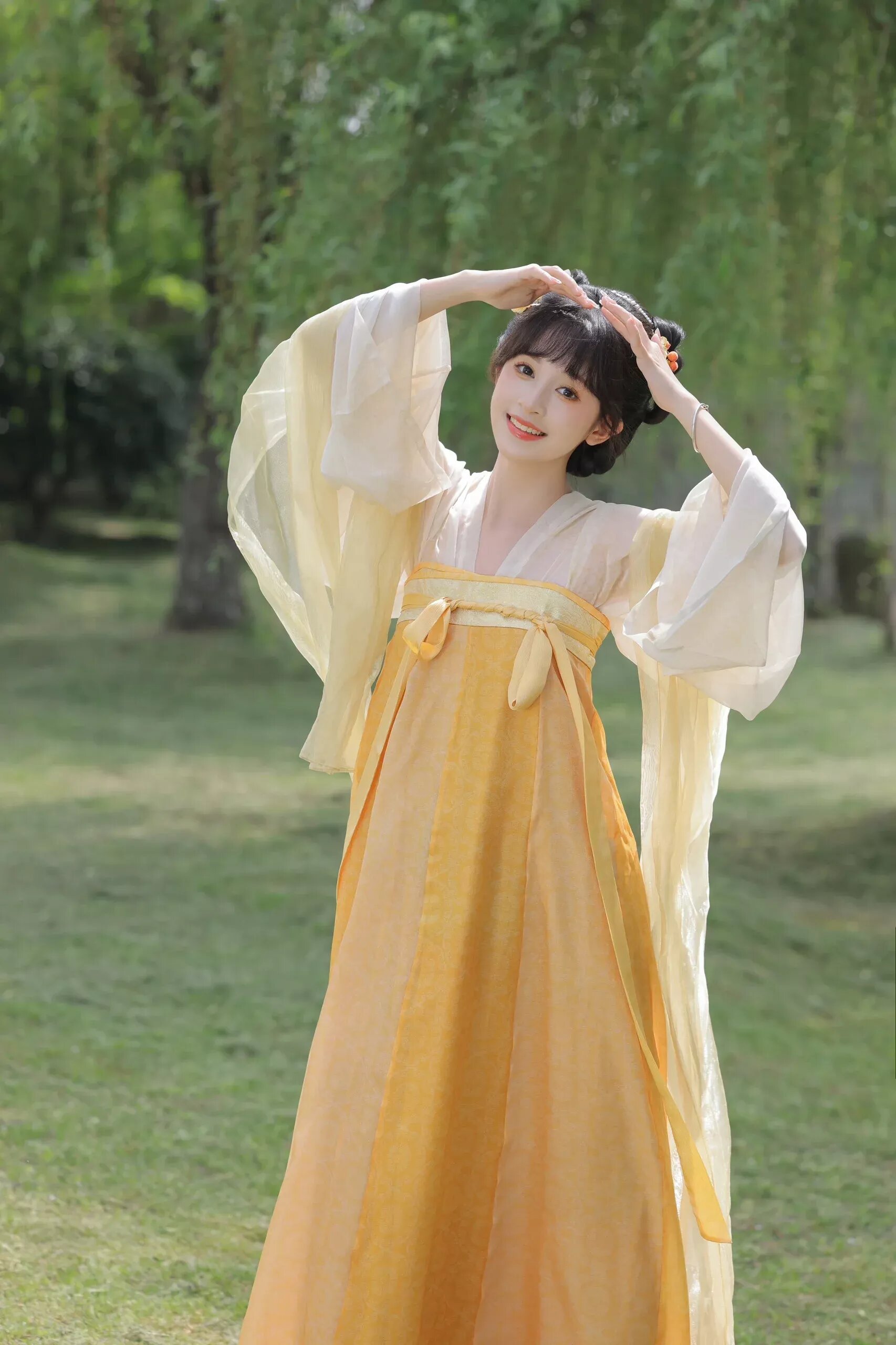 Green Autumn-Winter上衣 with Horseface Skirt:A Fashionable Blend of Tradition and Modernity