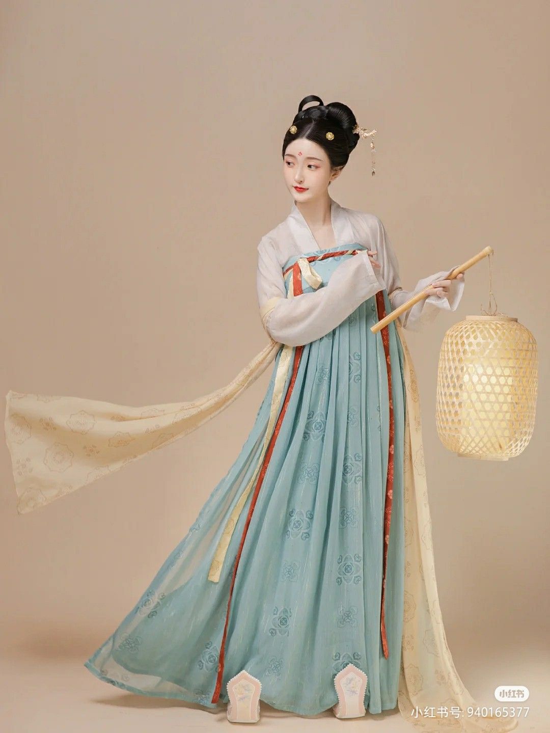 The Rise of the White-Haired Princess:Zhang Xueying in Traditional Hanfu Fashion