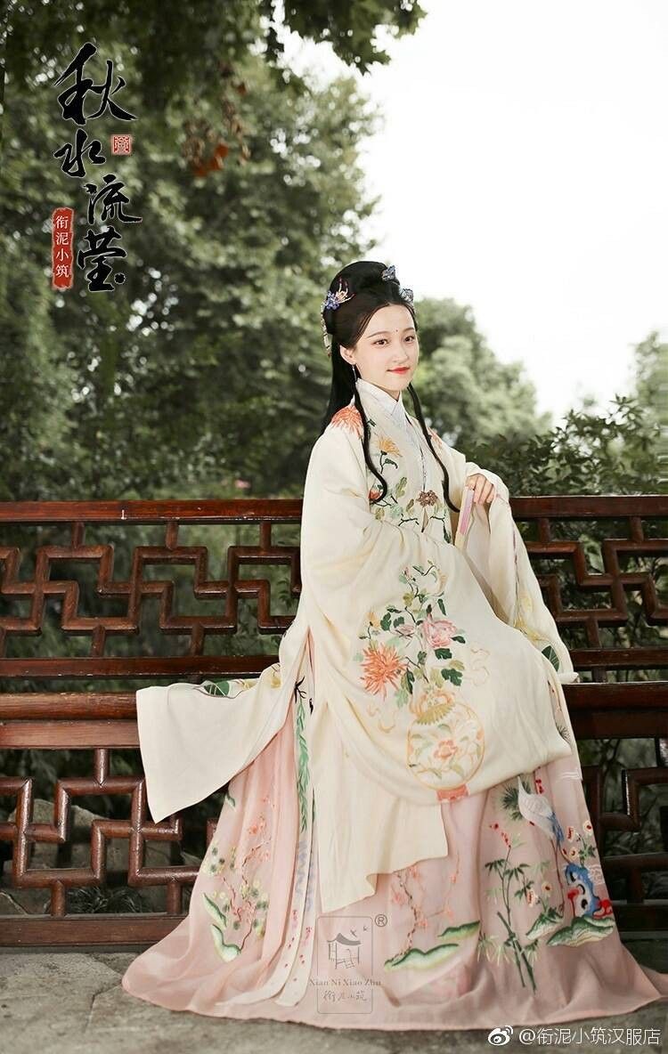 Elegant Golden Silk Qipao with a Slim Fit Embodying Traditional Charm and Modern Elegance Elegant Golden Silk Qipao with a Slim Fit Embodying Traditional Charm and Modern Elegance