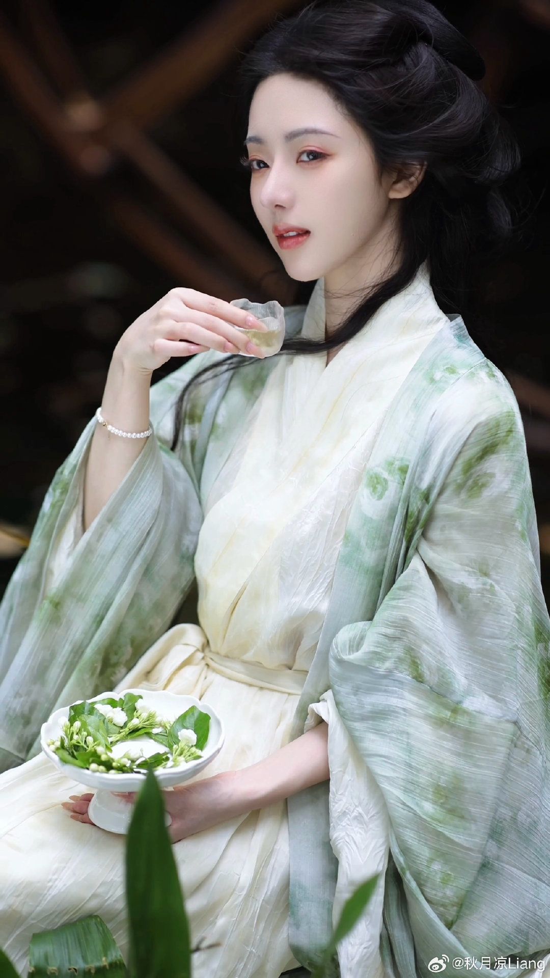 The Cultural Significance of Hanfu Fans as Props in Modern Revival The Cultural Significance of Hanfu Fans as Props in Modern Revival