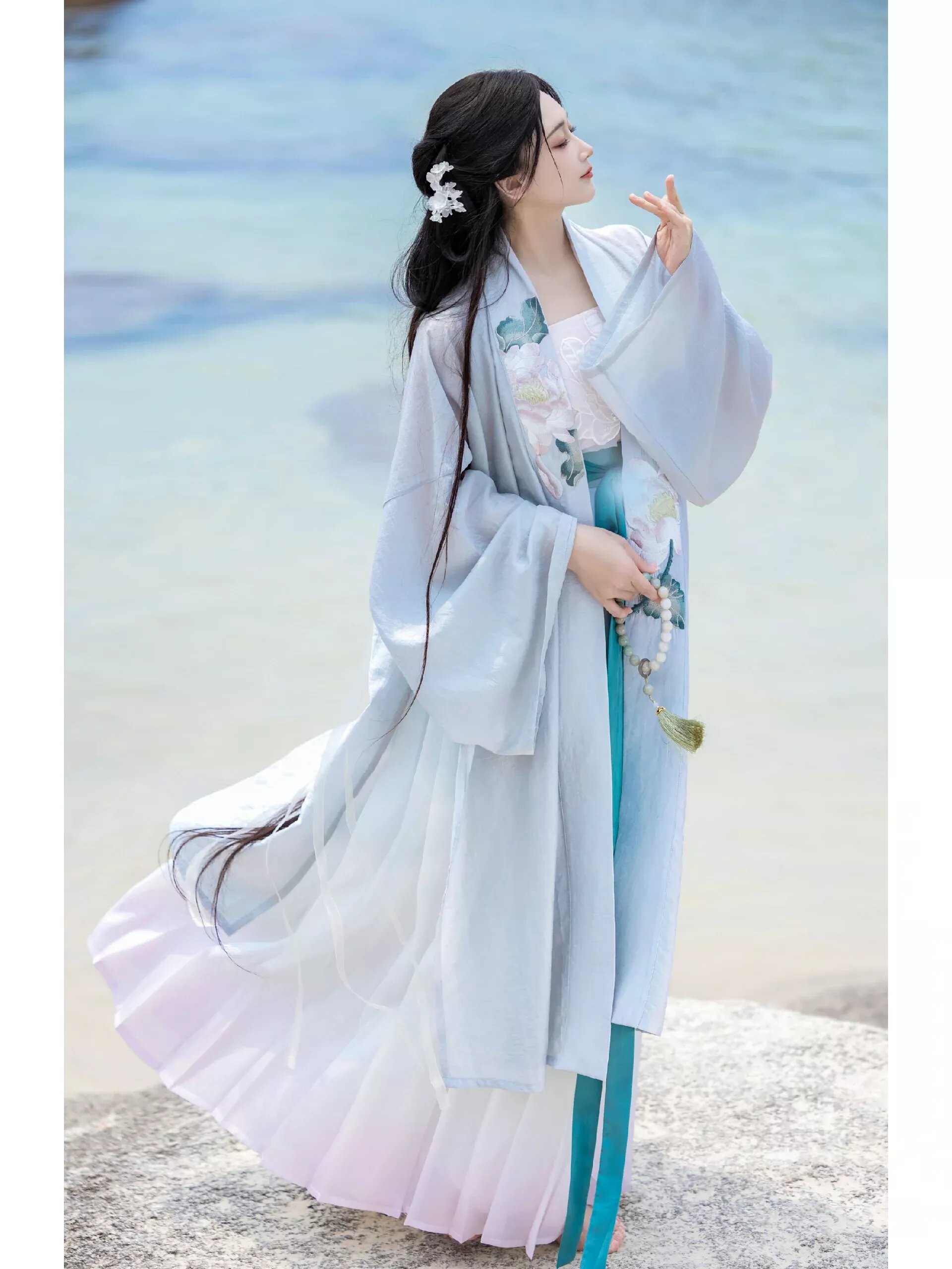 The Story of a Joyful Mother-in-Laws Wedding Banquet in Cheongsam with Silk Velvet The Story of a Joyful Mother-in-Laws Wedding Banquet in Cheongsam with Silk Velvet