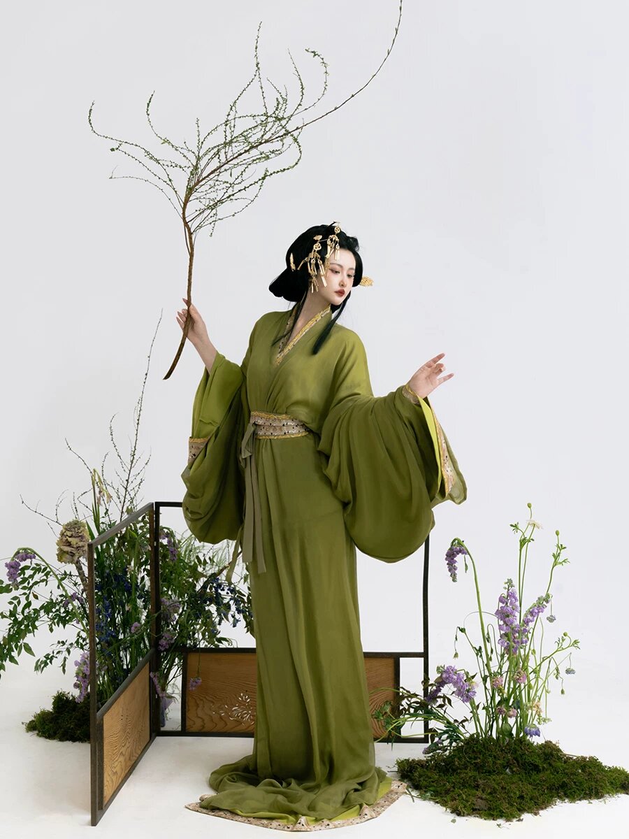 Winter and Autumn Qipao Elegance:Embracing the Traditional Beauty in a Feminine Flag Winter and Autumn Qipao Elegance:Embracing the Traditional Beauty in a Feminine Flag