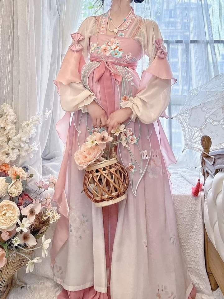 The Elegance of Traditional Chinese Cheongsam:A Journey Through Its Forms and Figures The Elegance of Traditional Chinese Cheongsam:A Journey Through Its Forms and Figures