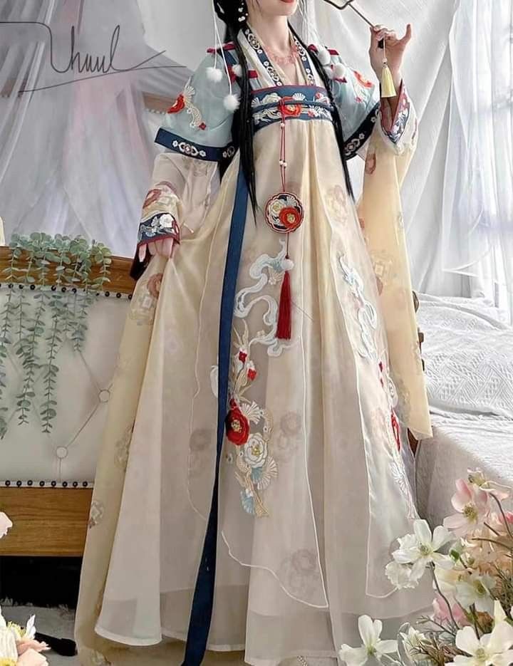 Autumn Girls Traditional Chinese-Style Hanfu Fashion Set Autumn Girls Traditional Chinese-Style Hanfu Fashion Set
