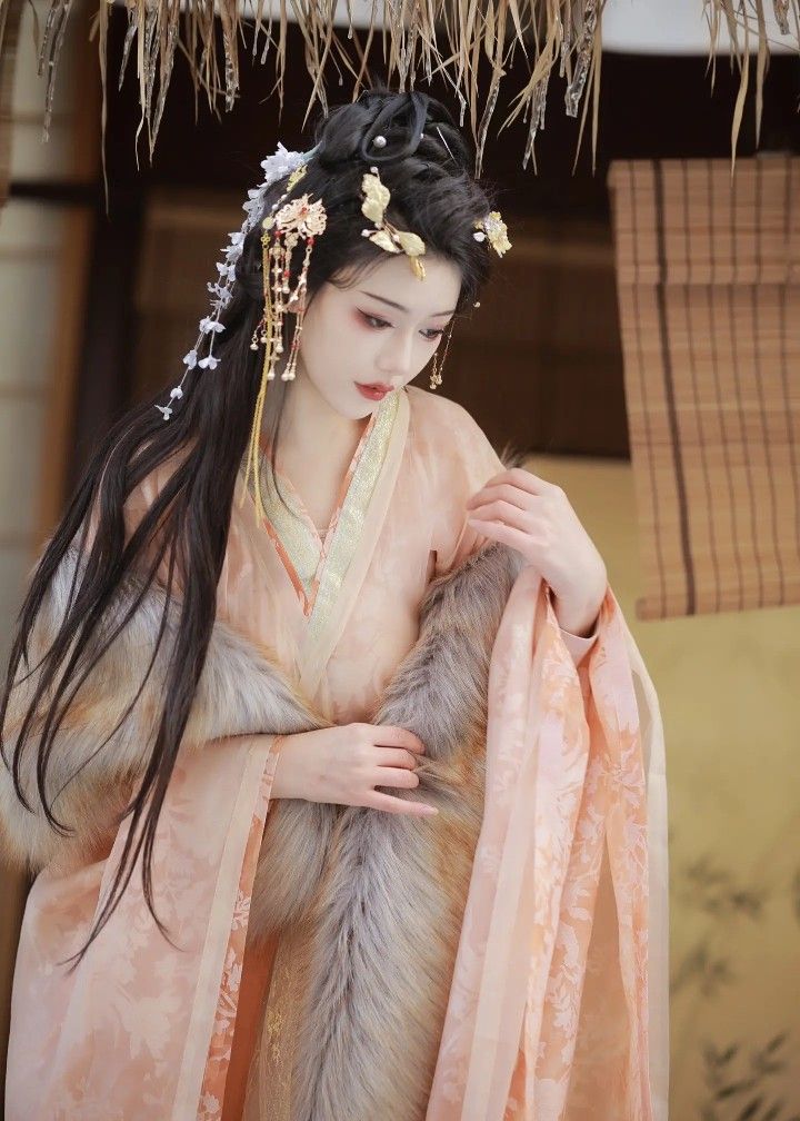 The Perfect Blend of Tradition and Fashion:Pairing a Horseface Skirt with a Top and Necklace The Perfect Blend of Tradition and Fashion:Pairing a Horseface Skirt with a Top and Necklace