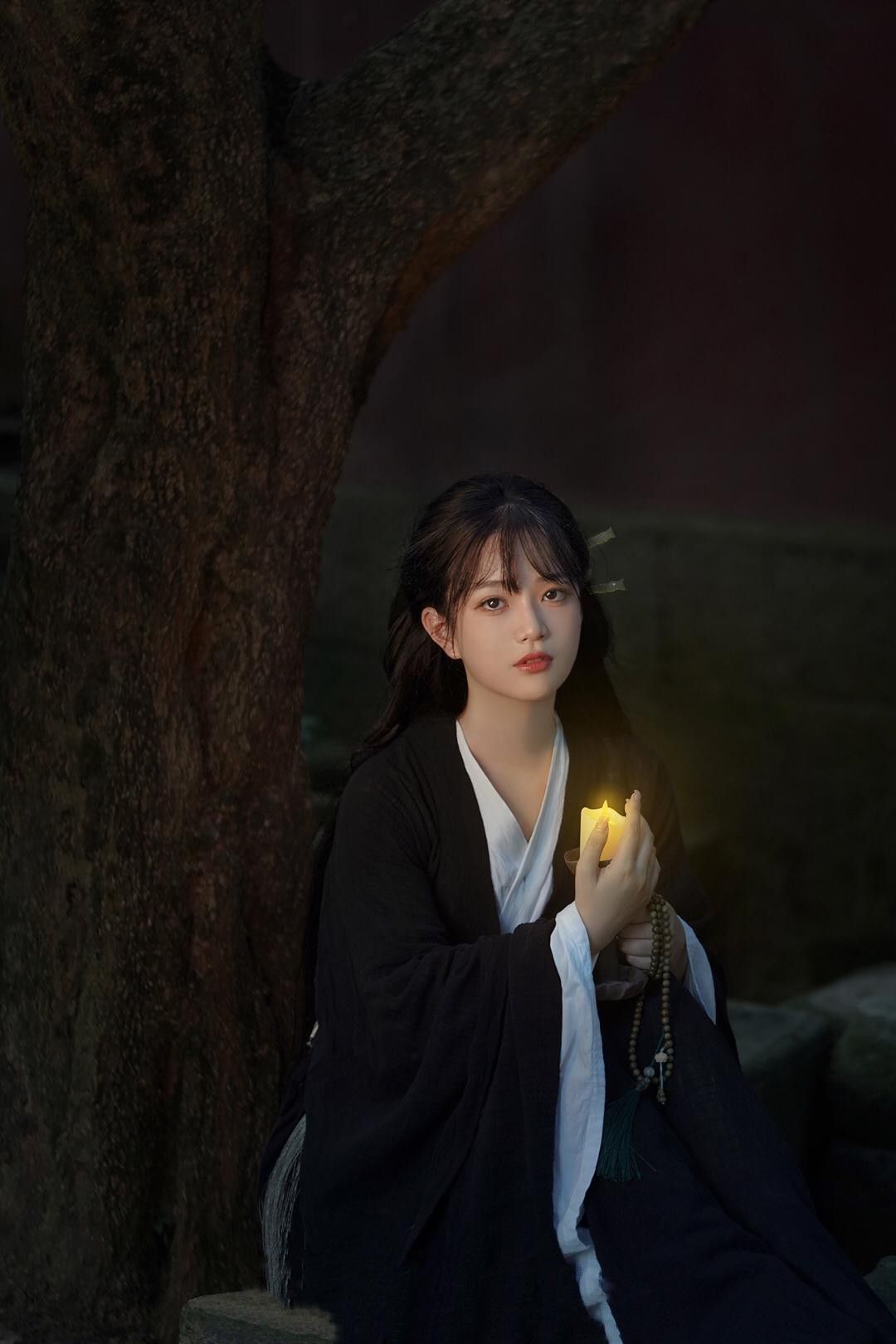 The Elegant Beauty of a Hanfu折纸Fan Woman The Elegant Beauty of a Hanfu折纸Fan Woman