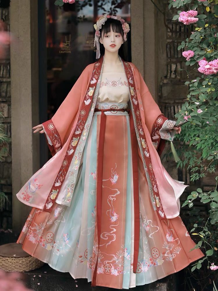 Plus-Size Golden Cheongsam:Embracing Tradition with Modern Comfort Plus-Size Golden Cheongsam:Embracing Tradition with Modern Comfort