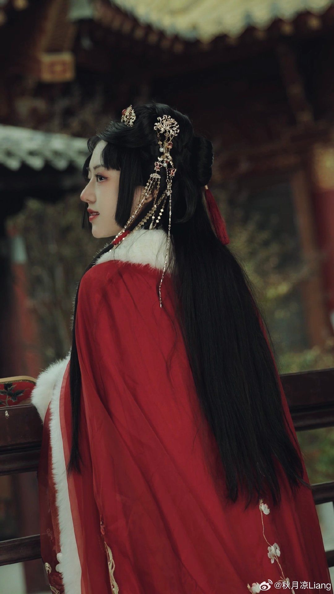 The Enchantment of a Dark Green Long-sleeved Cheongsam