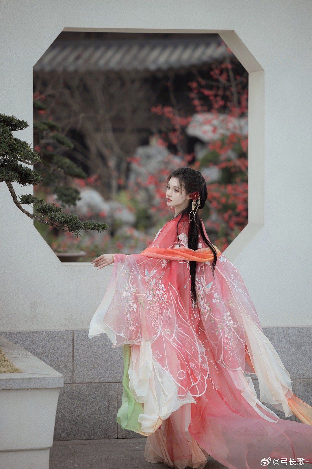 The Significance of Red Strings in Hanfu Hairstyles:A Cultural Exploration The Significance of Red Strings in Hanfu Hairstyles:A Cultural Exploration