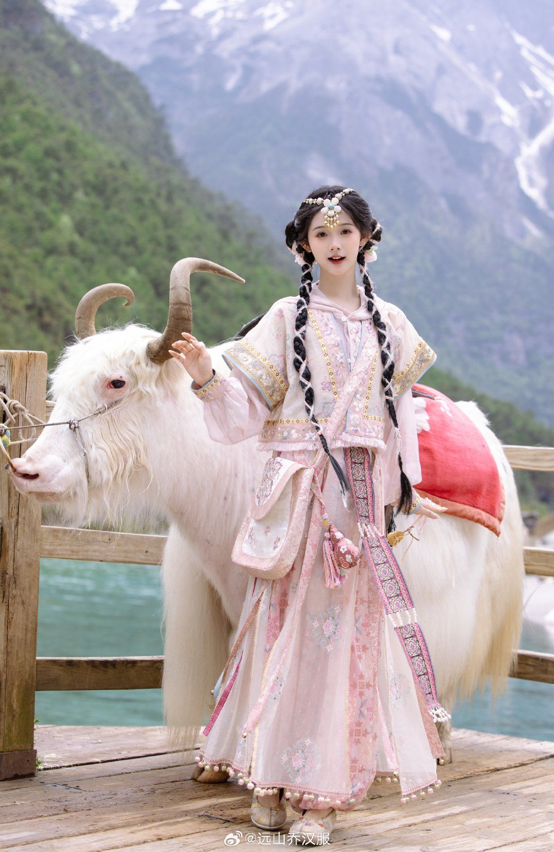 The Elegance of Qinyutan Case:The Story of Cheongsams Jade Green Beauty The Elegance of Qinyutan Case:The Story of Cheongsams Jade Green Beauty