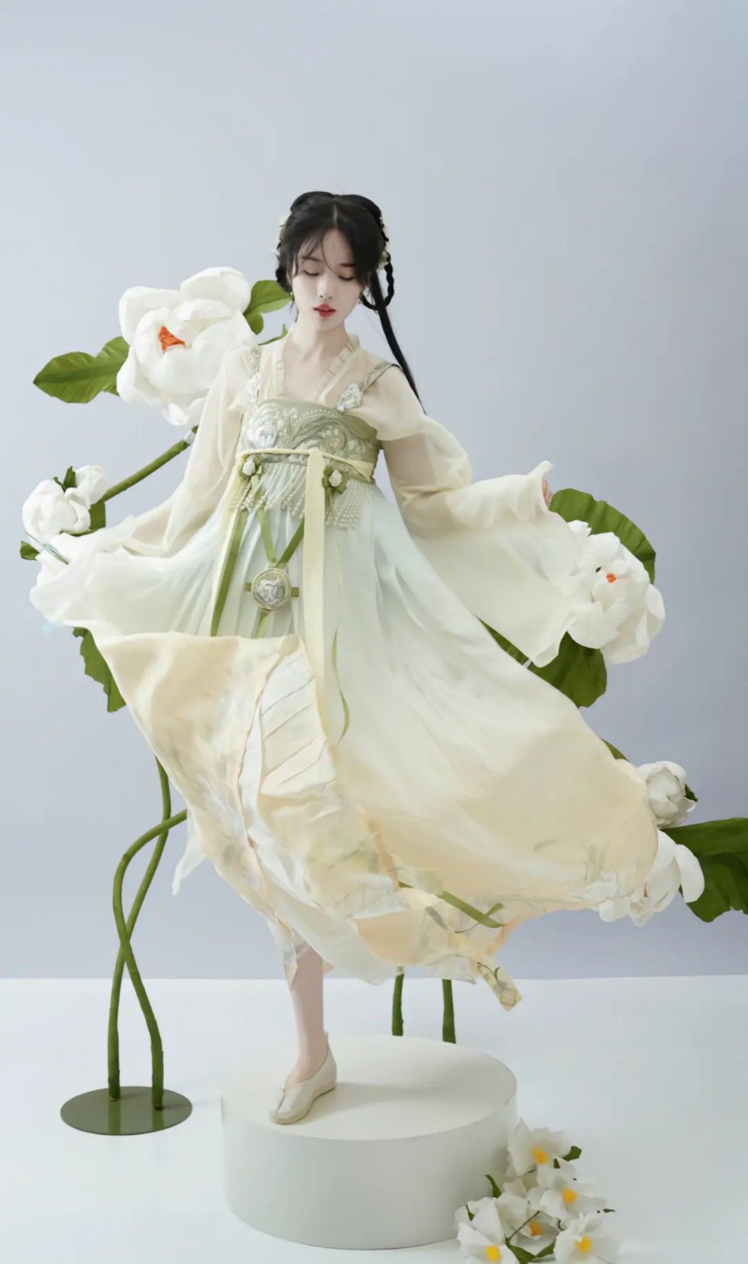 The Splendor of Cloud-肩 Horseface Skirt:A Study on Red Accessories The Splendor of Cloud-肩 Horseface Skirt:A Study on Red Accessories