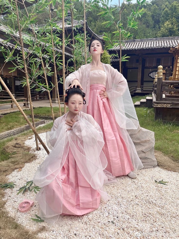 Revisiting the Splendor of Hanfu in the Dreams of Chu and Han Dynasties Revisiting the Splendor of Hanfu in the Dreams of Chu and Han Dynasties