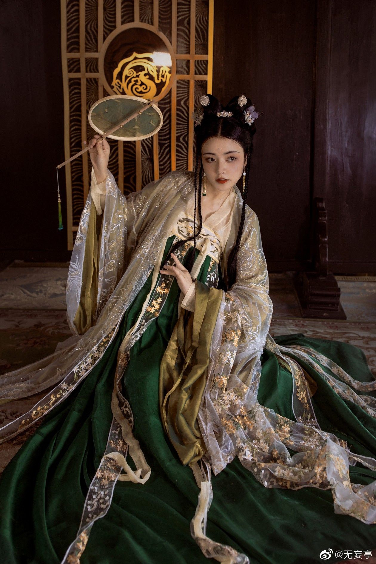 Magnificent Embroidery in Silk:The Allure of Traditional Cheongsam